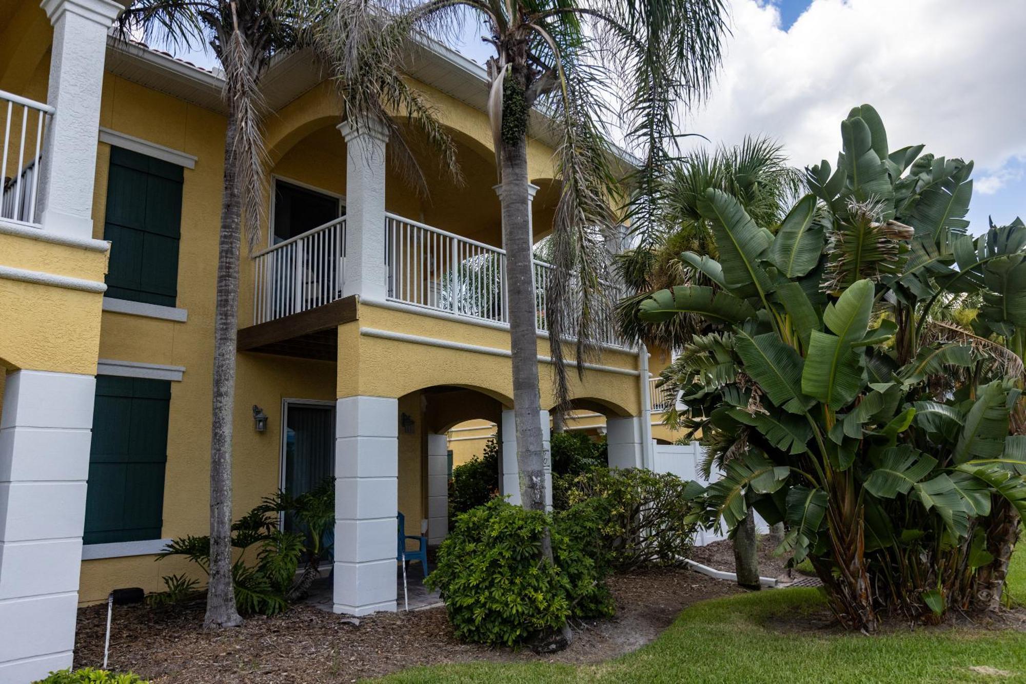 Luxury Cearra Del Ray Townhome Seconds To 2-car Garage Villa