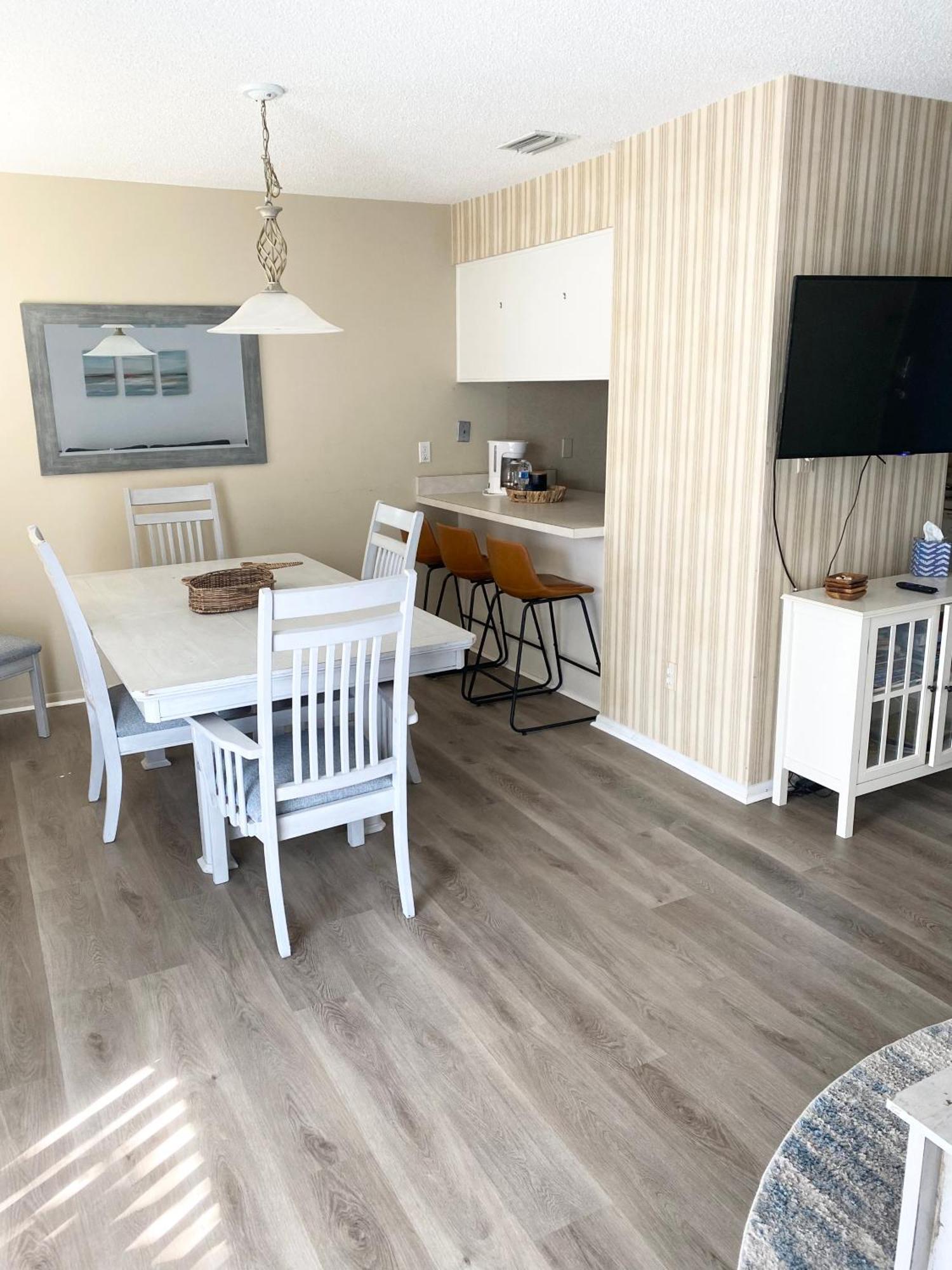 Beachside Serenity Private Balcony With Ocean View, Heated Pool, Bbq, King Bed