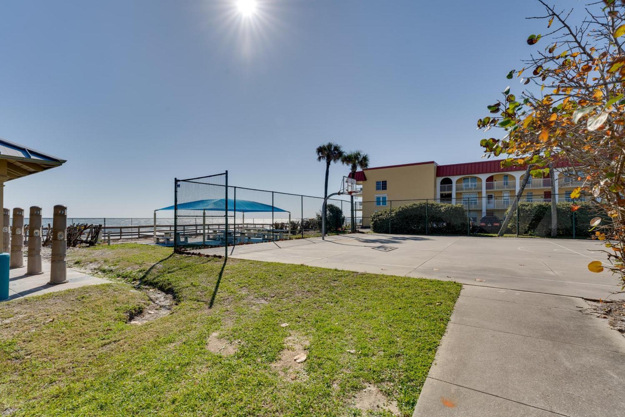 New Smyrna Retreat, Walk To Beach! Apartment *