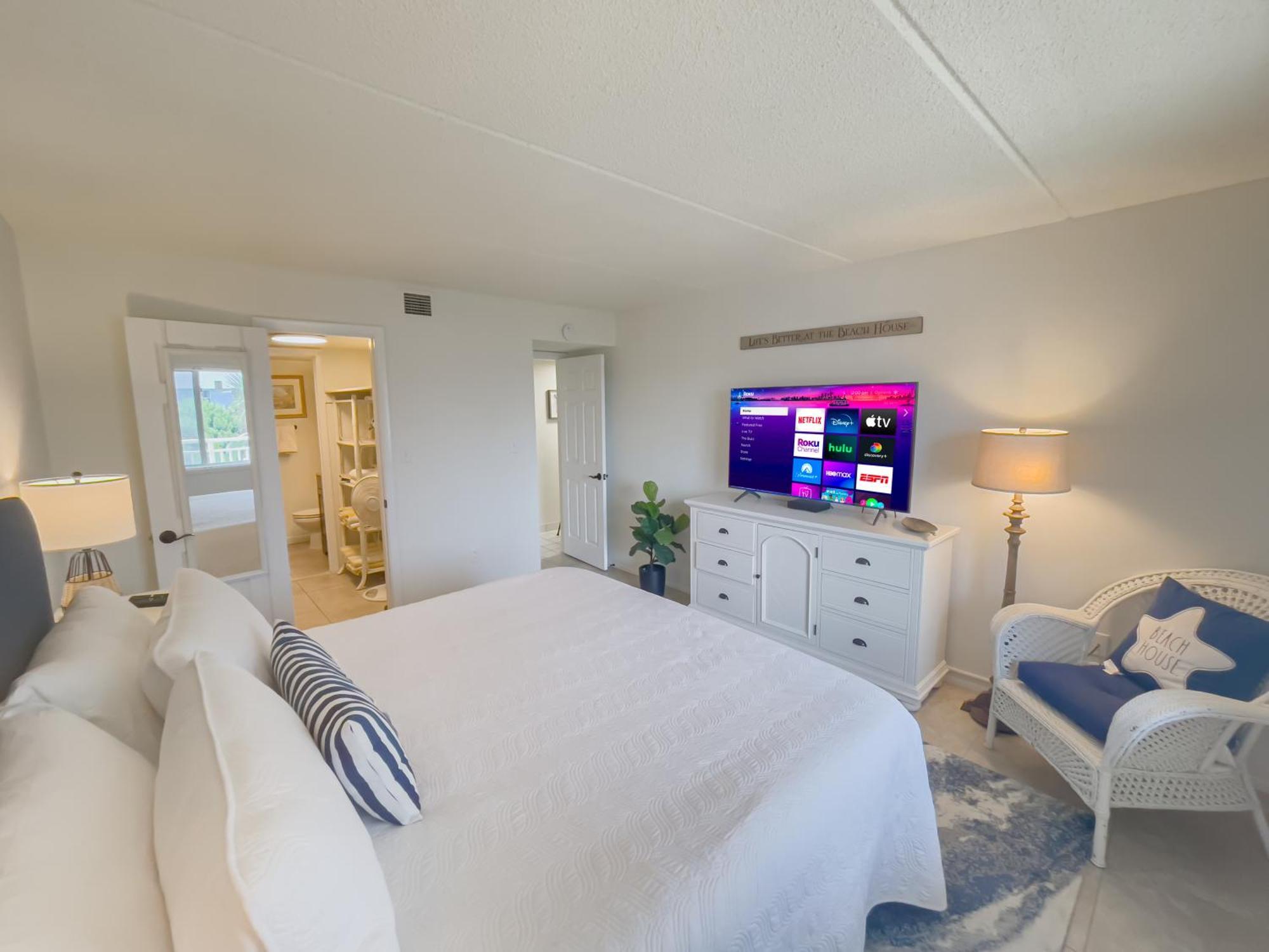 Coastal With Beachfront Views And Pool Access! Holiday home