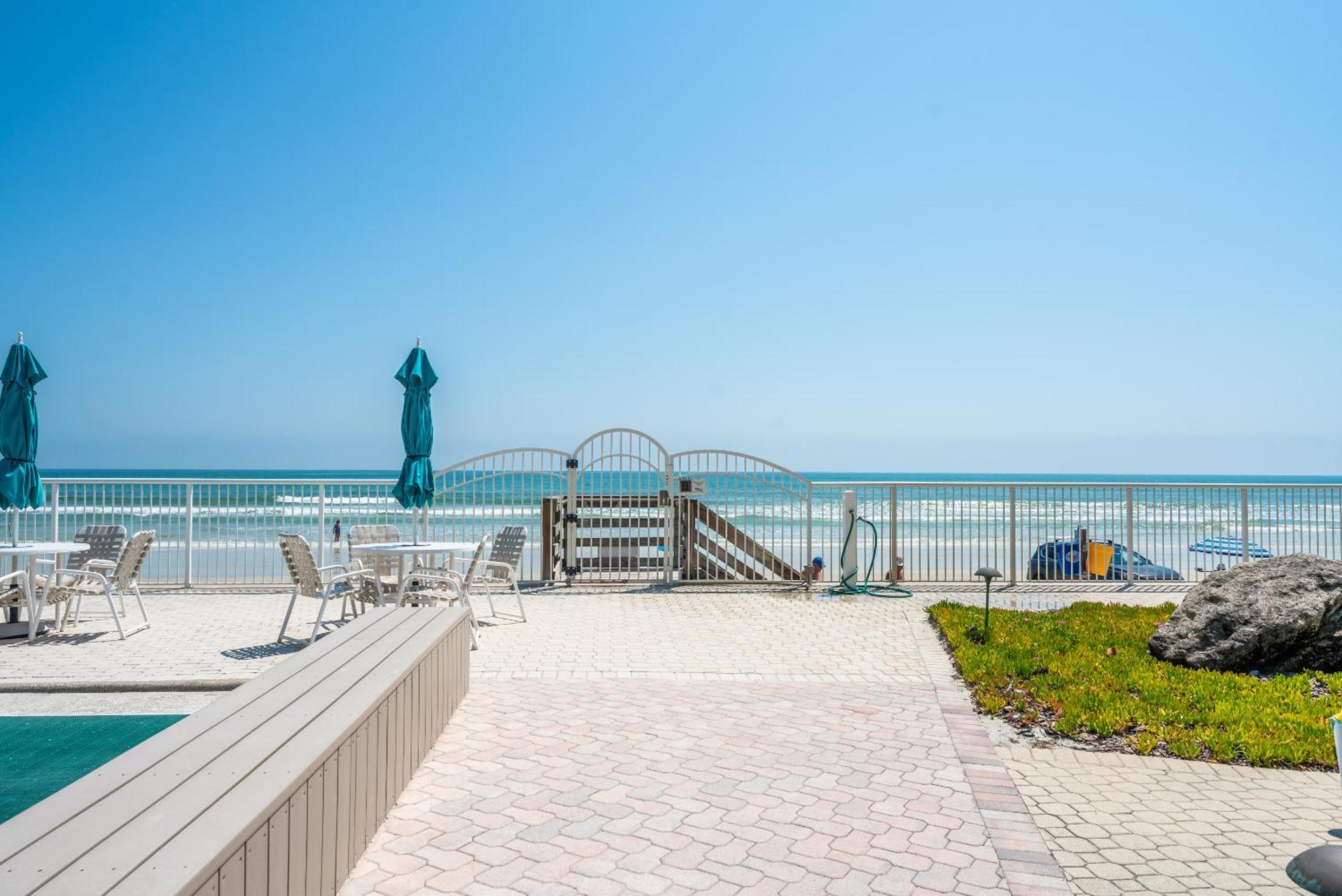 Holiday home Coastal With Beachfront Views And Pool Access! *