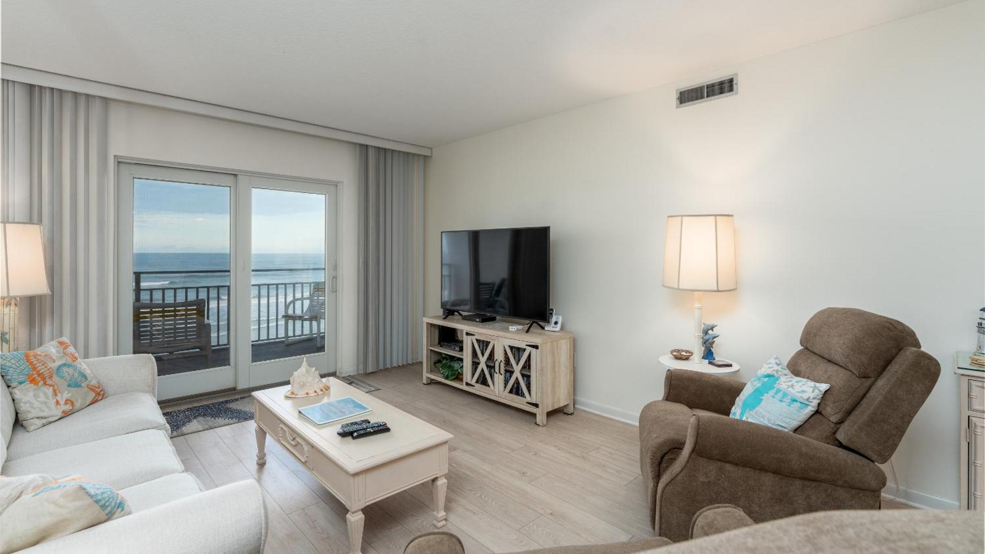 Holiday home Direct Oceanfront Retreat With 2 Complex Pools!