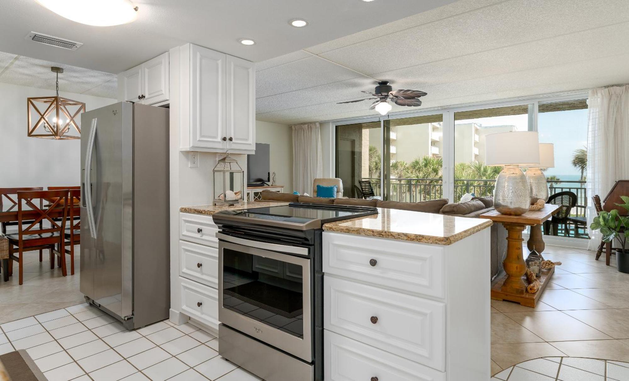 Coastal With Beachfront Views And Pool Access! Holiday home