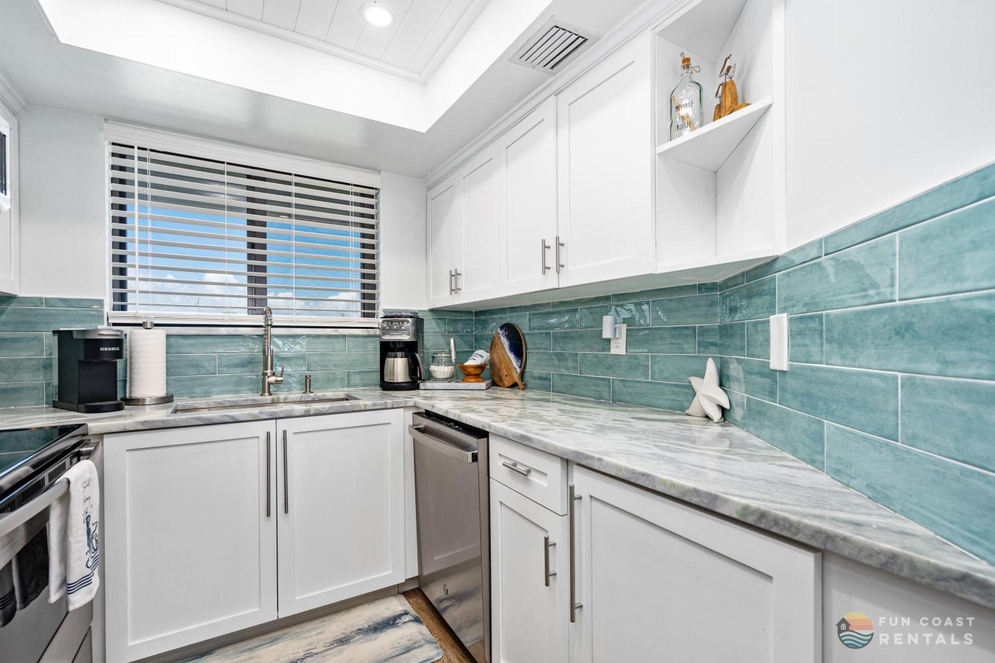 Ocean View Balcony Just Steps To The With Pool, Parking And Wi-fi! * New Smyrna Beach