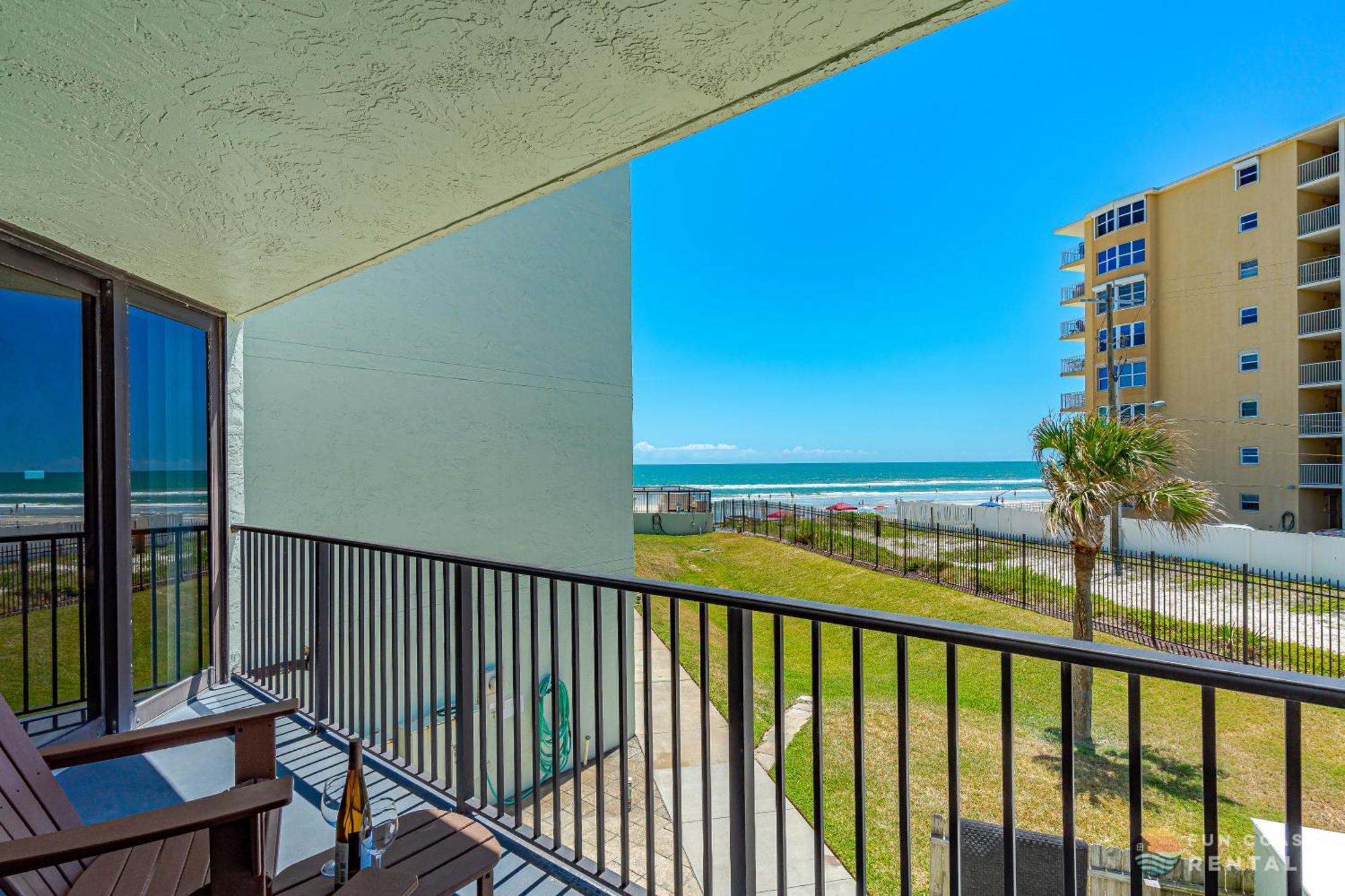 Ocean View Balcony Just Steps To The With Pool, Parking And Wi-fi! New Smyrna Beach