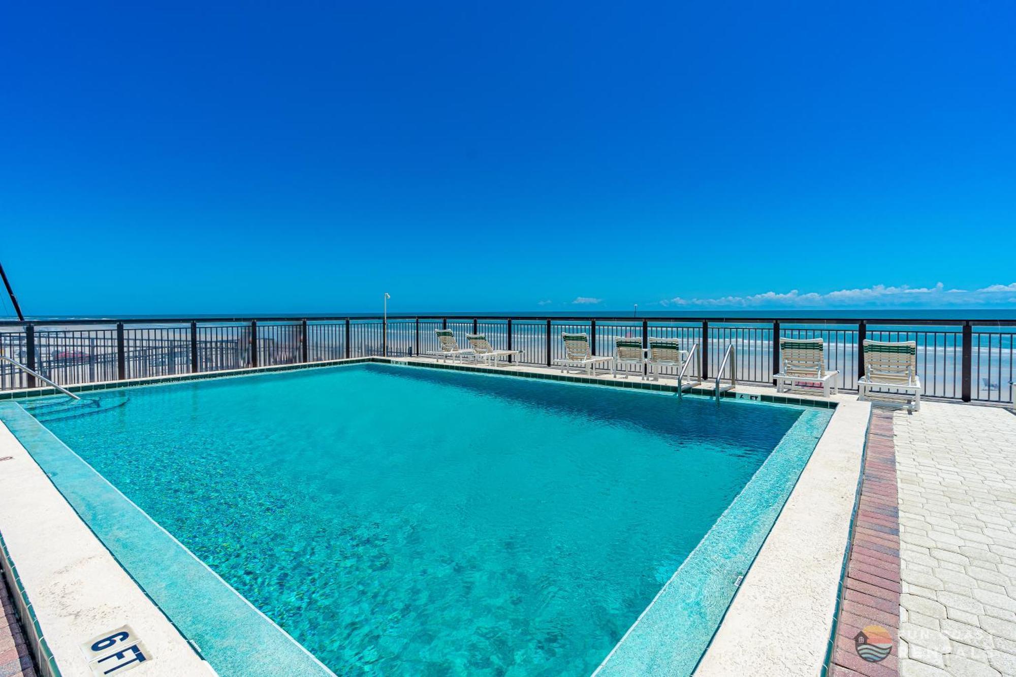 Ocean View Balcony Just Steps To The With Pool, Parking And Wi-fi! Apartment