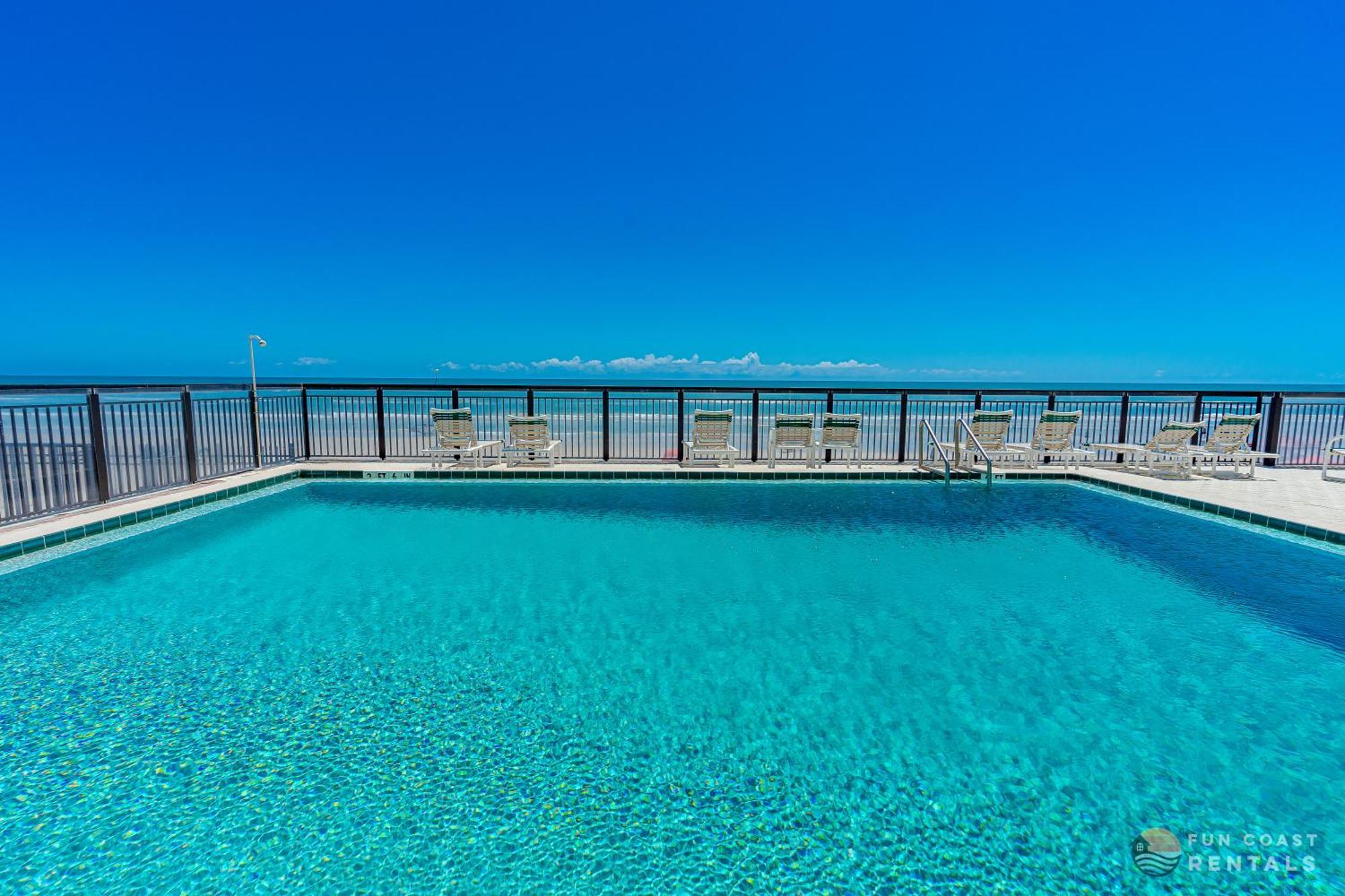 Ocean View Balcony Just Steps To The With Pool, Parking And Wi-fi! Apartment