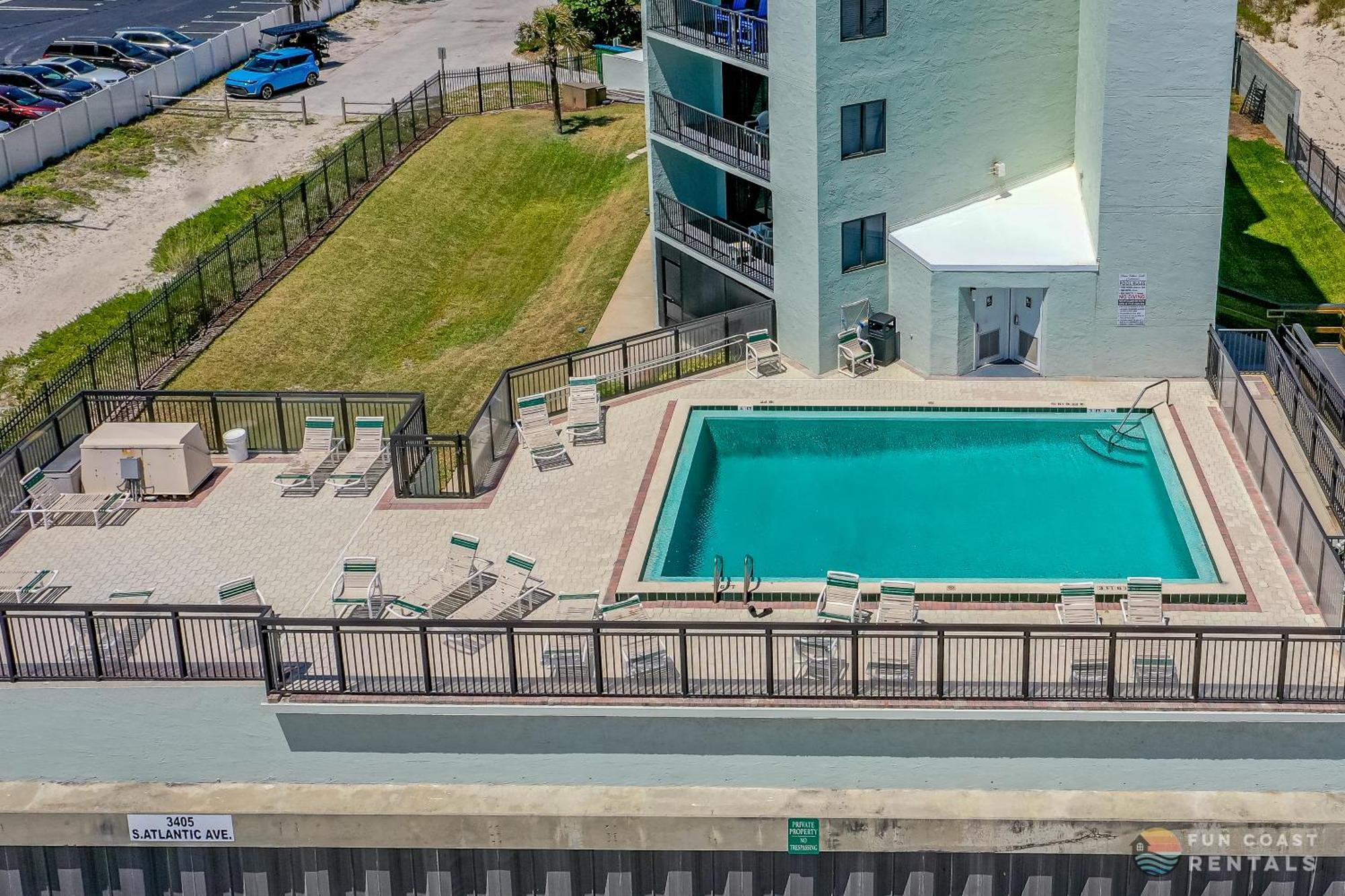 Ocean View Balcony Just Steps To The With Pool, Parking And Wi-fi!