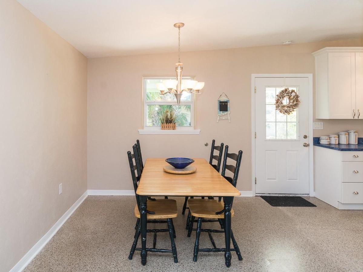 North Beauty - Lovely Across The Street From The Beach. 1814b