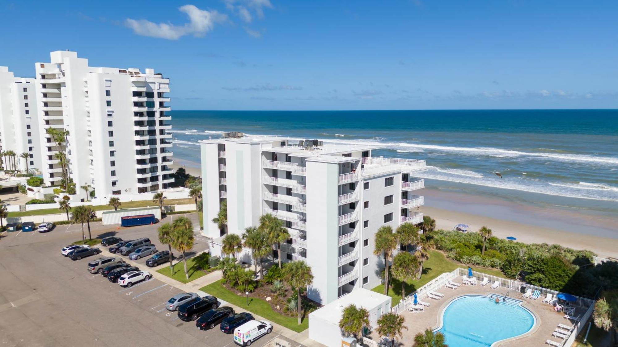 Direct Oceanfront Corner Condo, No-drive New Smyrna Beach, Large Southern Facing Balcony Holiday home