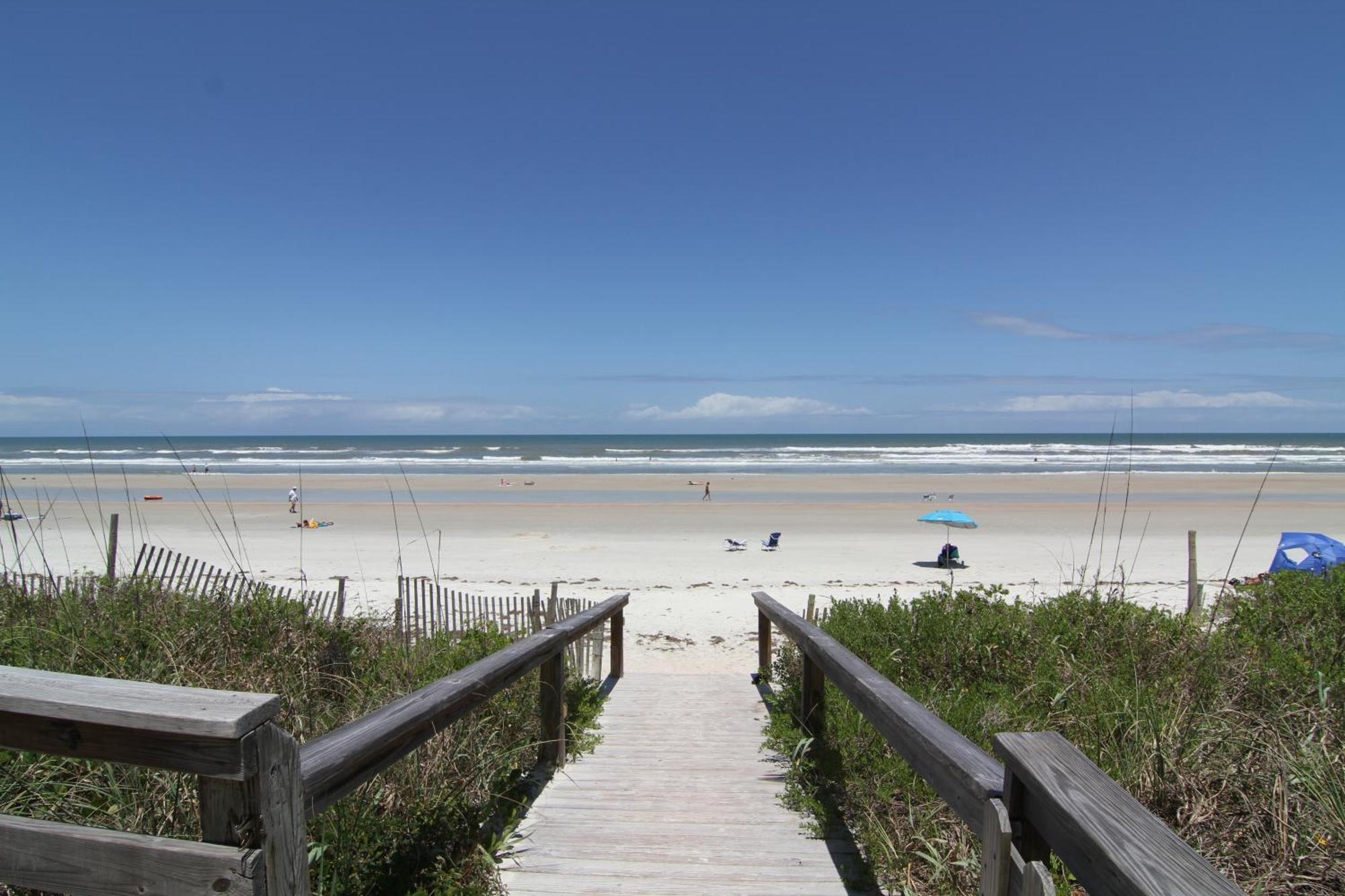 Direct Oceanfront Corner Condo, No-drive New Smyrna Beach, Large Southern Facing Balcony Holiday home