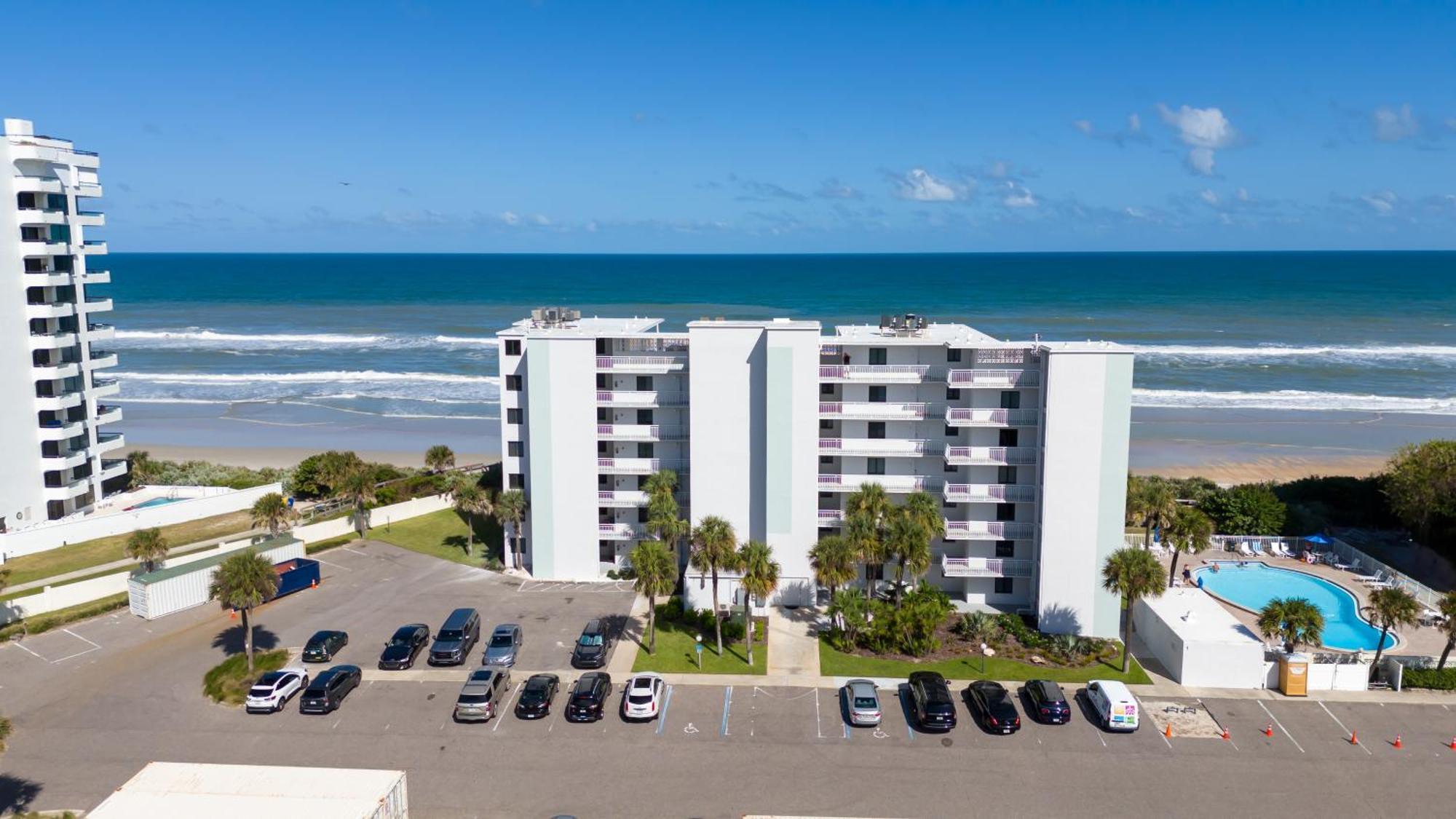Holiday home Direct Oceanfront Corner Condo, No-drive New Smyrna Beach, Large Southern Facing Balcony *