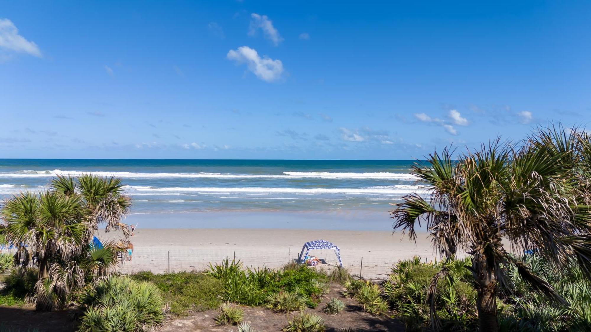 Direct Oceanfront Corner Condo, No-drive New Smyrna Beach, Large Southern Facing Balcony Holiday home