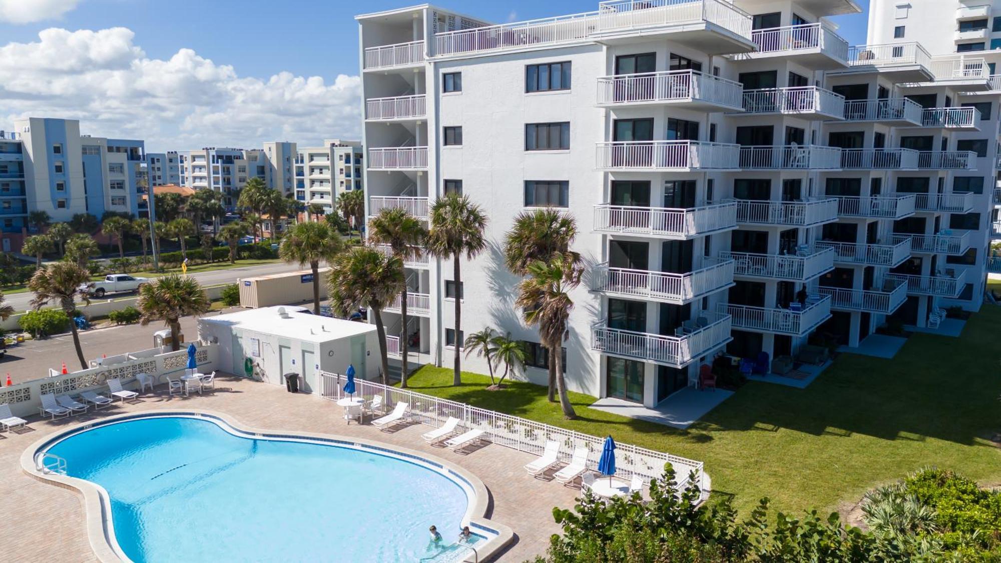 Direct Oceanfront Corner Condo, No-drive New Smyrna Beach, Large Southern Facing Balcony Holiday home New Smyrna Beach