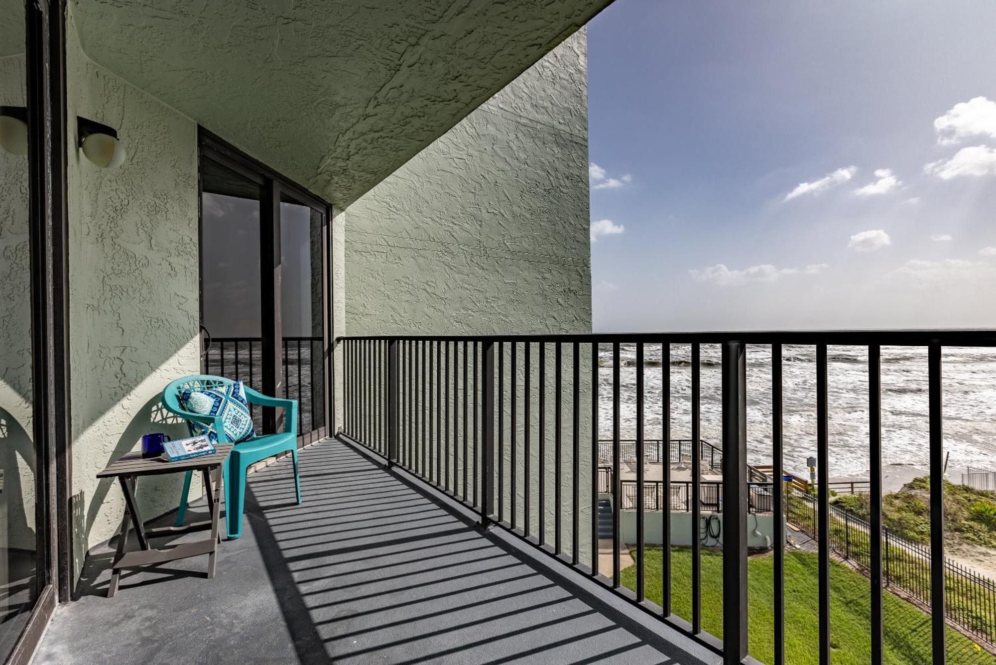 Apartment Ocean View With A Beachfront Pool At Ocean Trillium ~ 403