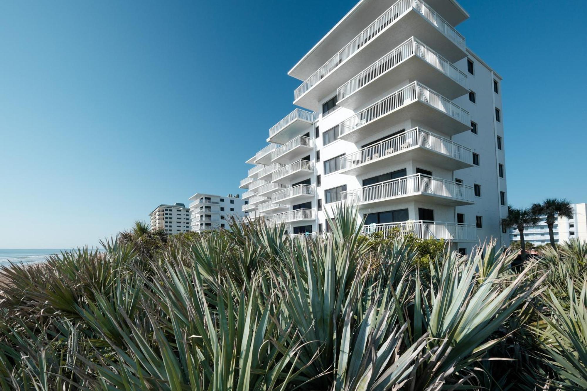 Holiday home Direct Oceanfront Corner Condo, No-drive New Smyrna Beach, Large Southern Facing Balcony *