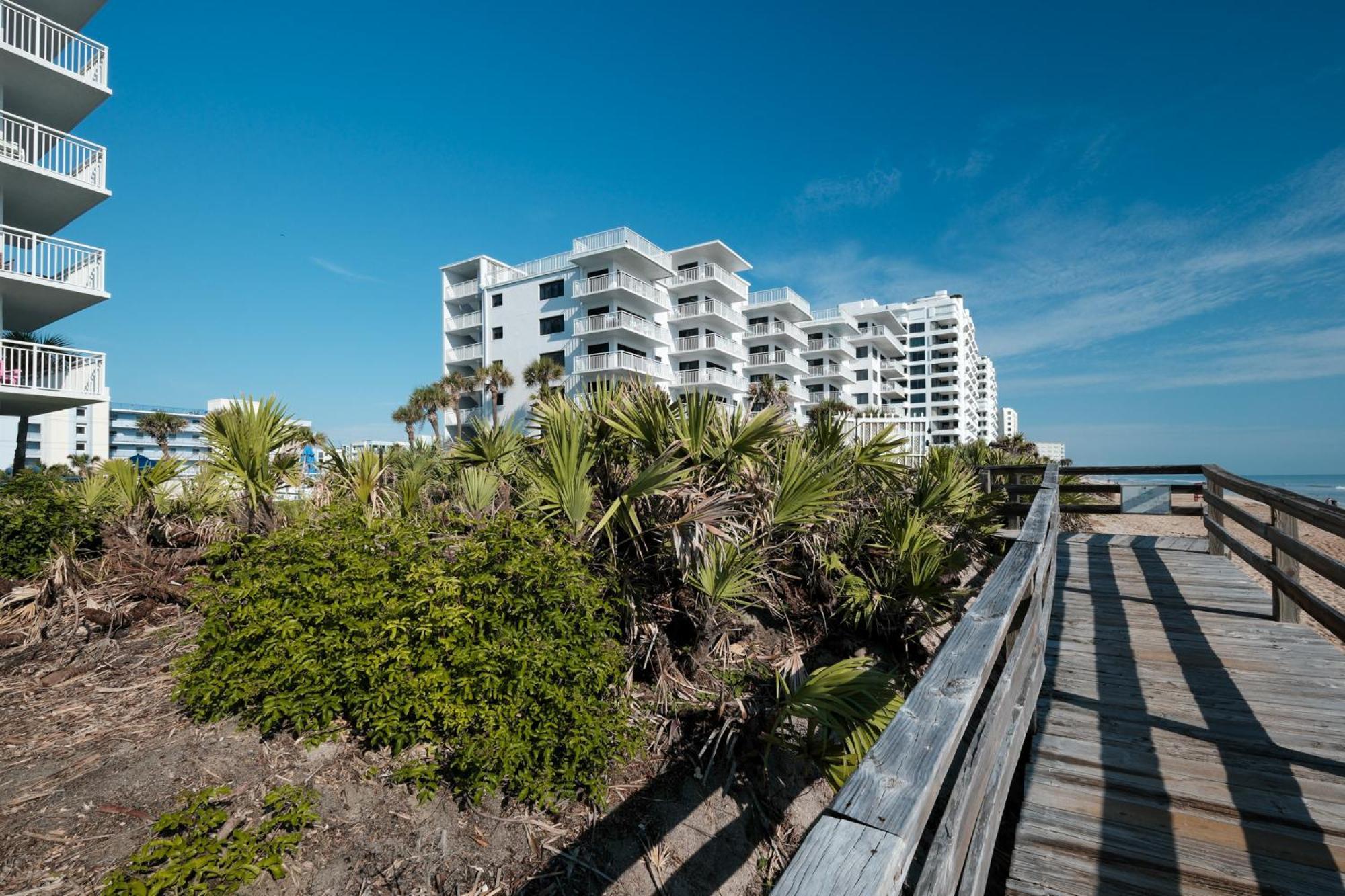 Direct Oceanfront Corner Condo, No-drive New Smyrna Beach, Large Southern Facing Balcony * New Smyrna Beach