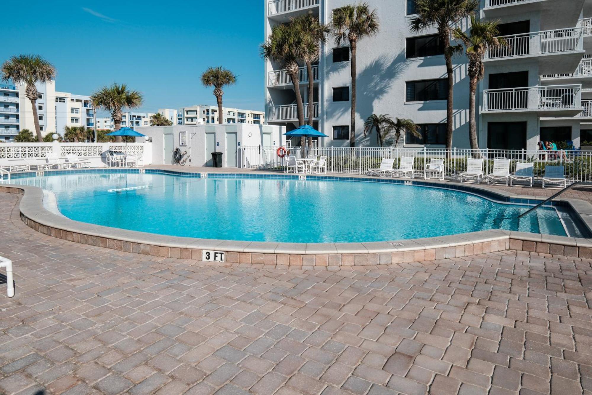 Holiday home Direct Oceanfront Corner Condo, No-drive New Smyrna Beach, Large Southern Facing Balcony *