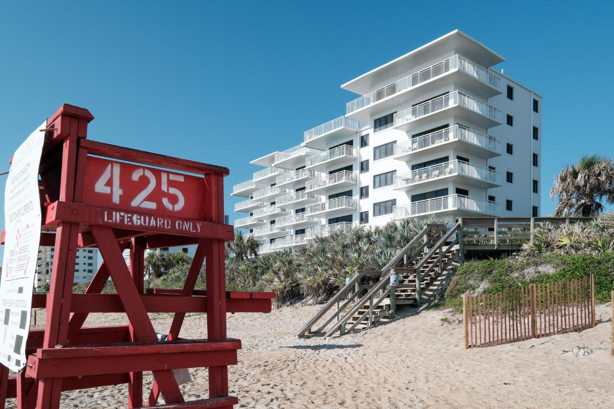 Direct Oceanfront Corner Condo, No-drive New Smyrna Beach, Large Southern Facing Balcony * New Smyrna Beach