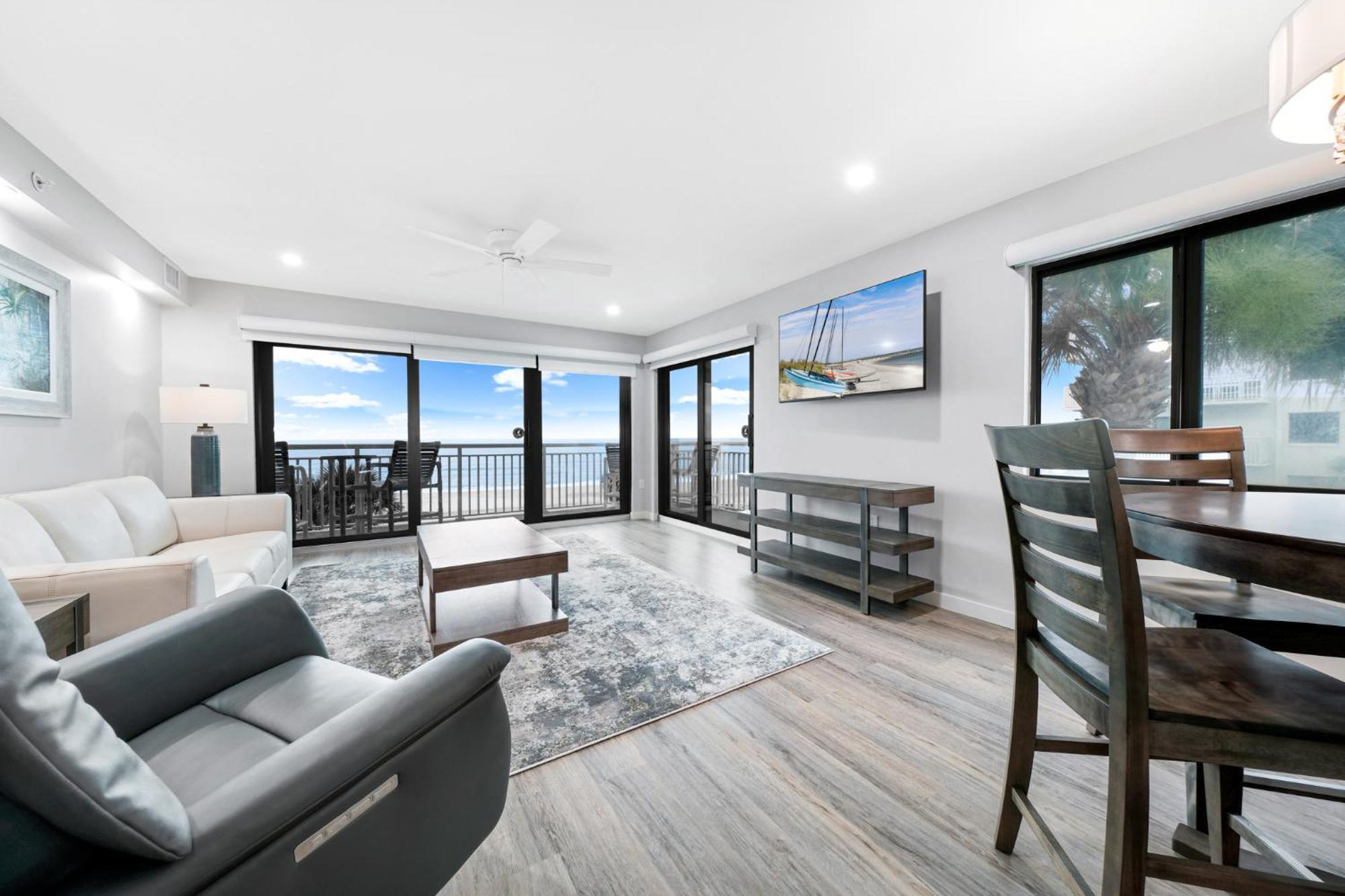 Holiday home Direct Oceanfront Corner Condo, No-drive New Smyrna Beach, Large Southern Facing Balcony *