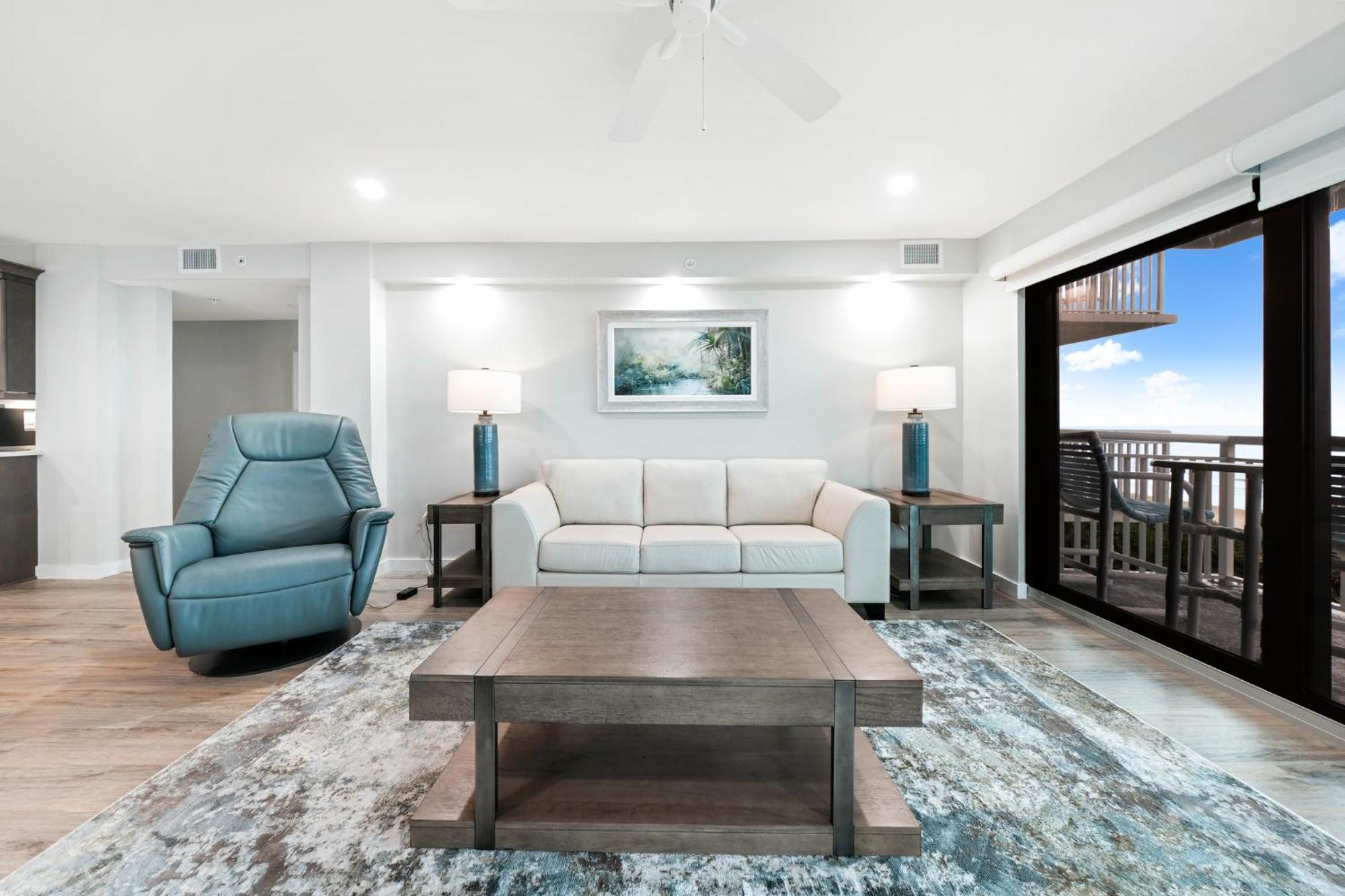 Direct Oceanfront Corner Condo, No-drive New Smyrna Beach, Large Southern Facing Balcony Holiday home *