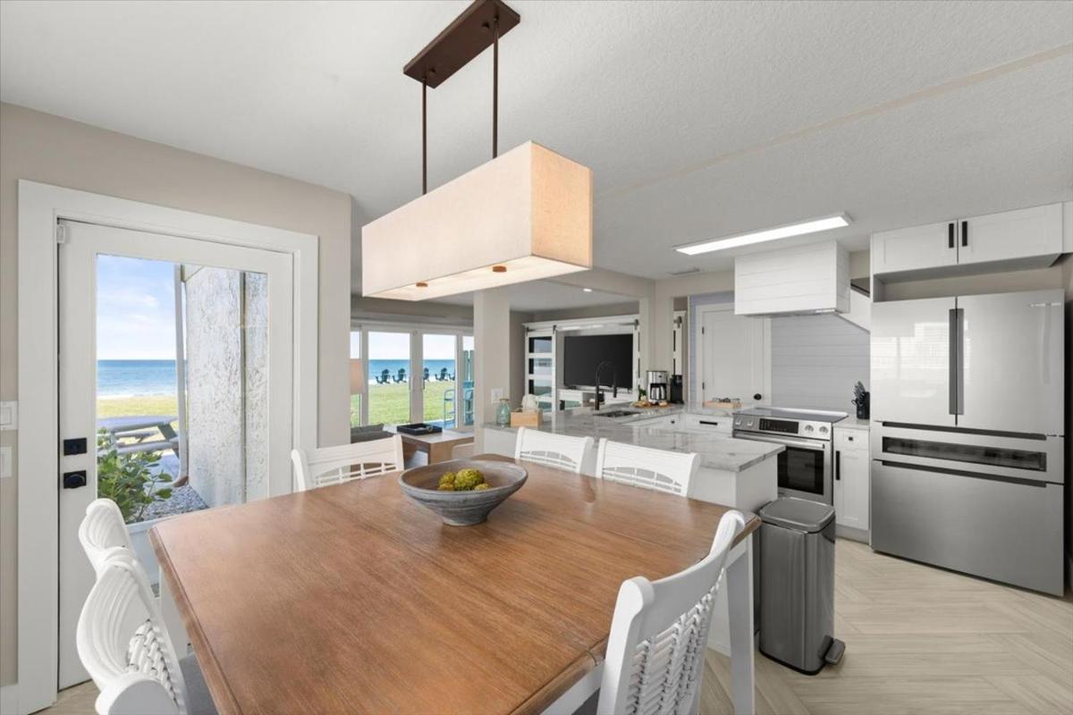 Renovated Townhouse W Stunning Views Of The Ocean *