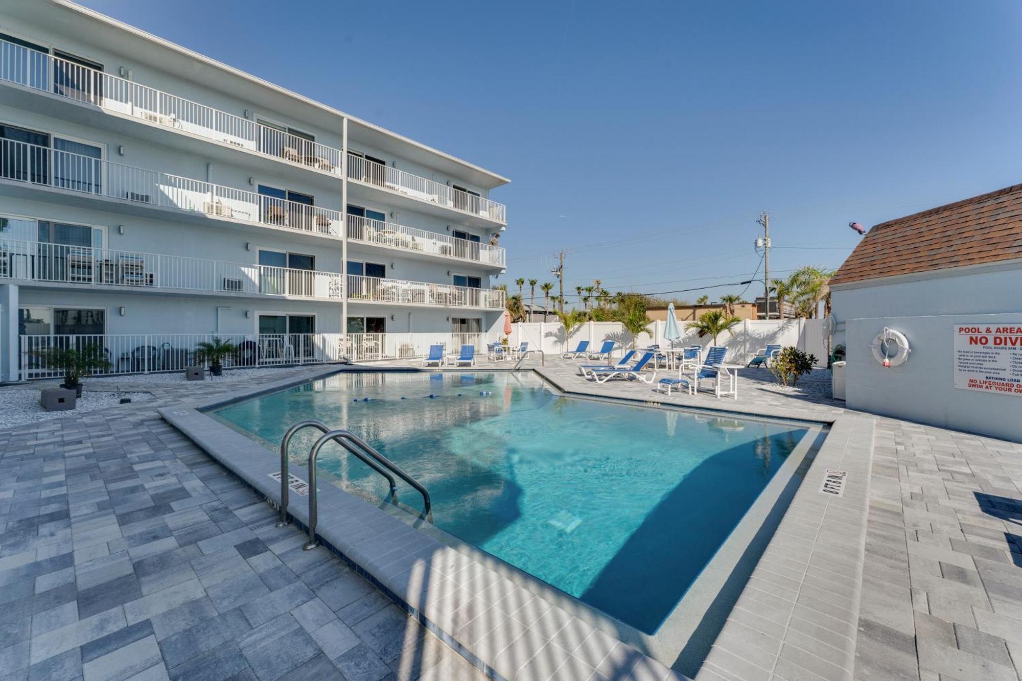 New Smyrna Retreat, Walk To Beach! Apartment *