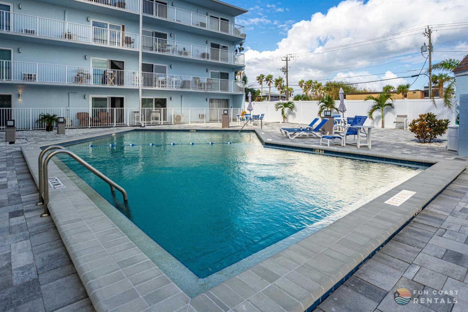 Stunning Ocean Views Steps From The With Pool! Fabulous 4th Floor Studio! Apartment *