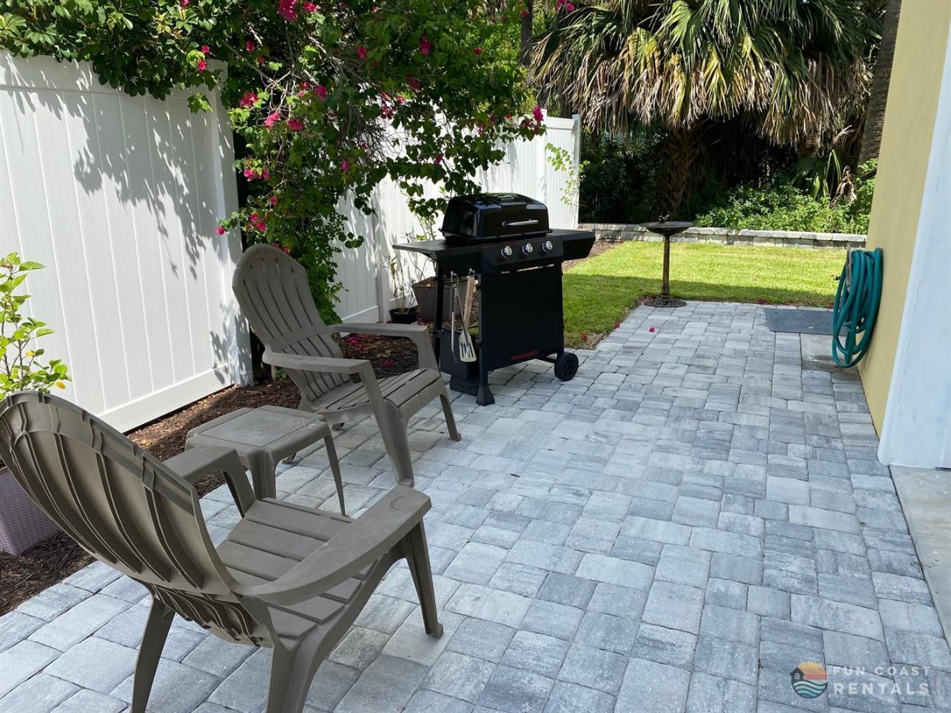 Dog Friendly Loft Steps From With Gas Barbecue Grill And Upstairs Deck! Guest house *