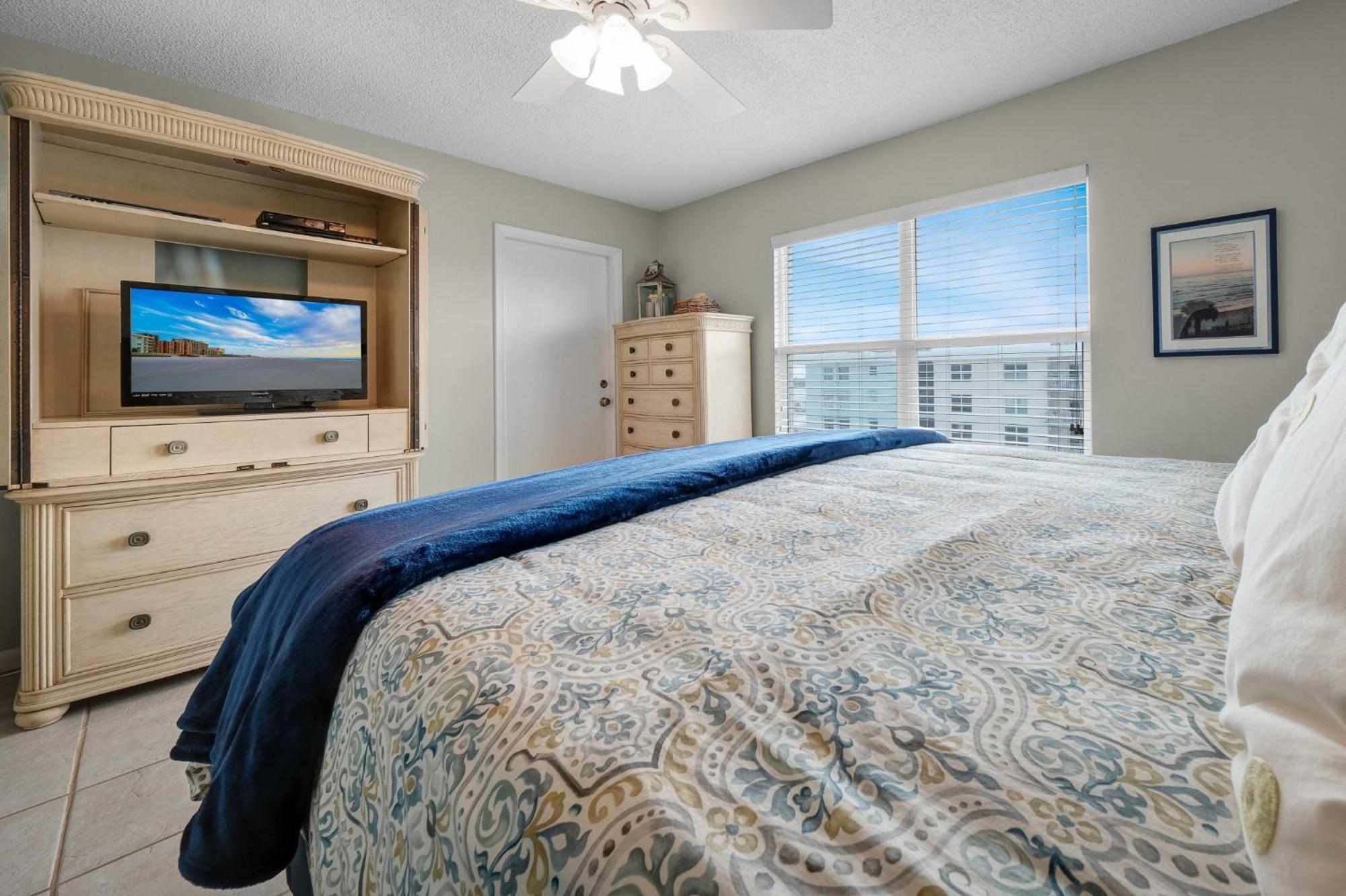 Holiday home Floor Ocean And Pool Views Located On No-drive With 2 Complex Pools
