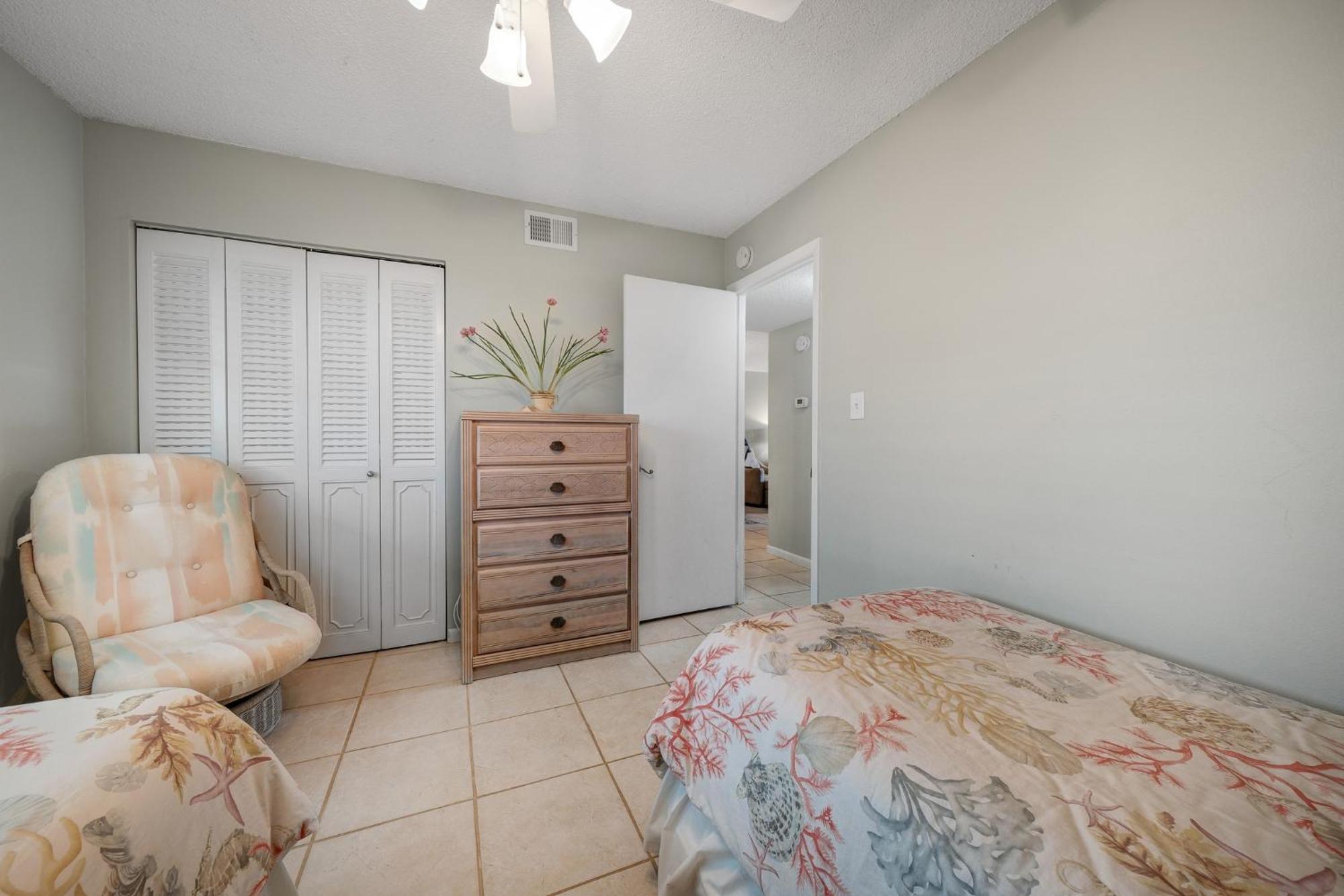 Holiday home Floor Ocean And Pool Views Located On No-drive With 2 Complex Pools *