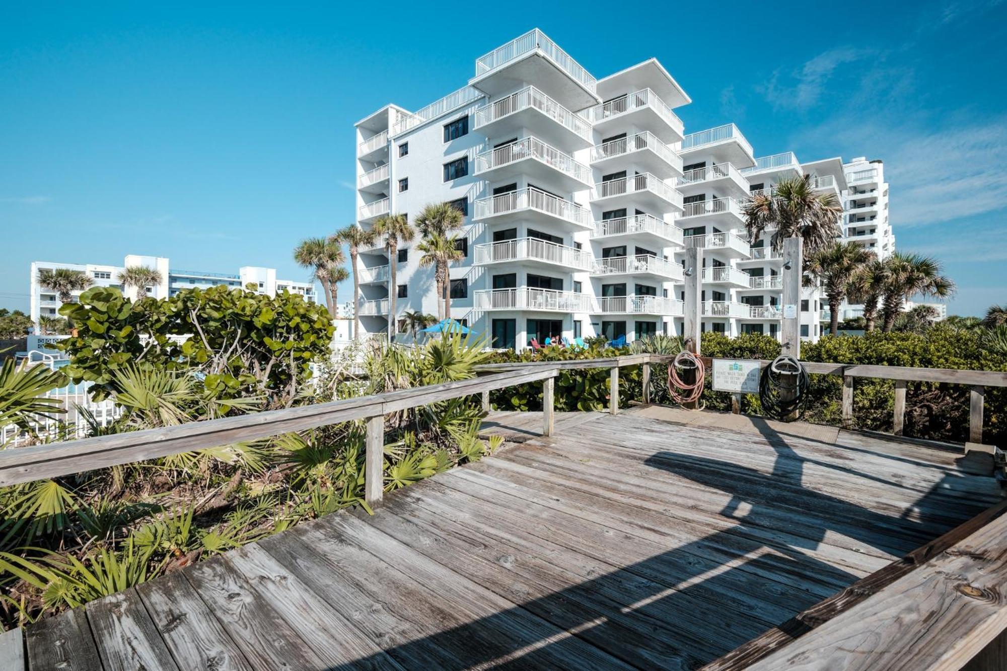 Oceanfront Corner Views With Wrap Around Balcony And Complex Pool Holiday home
