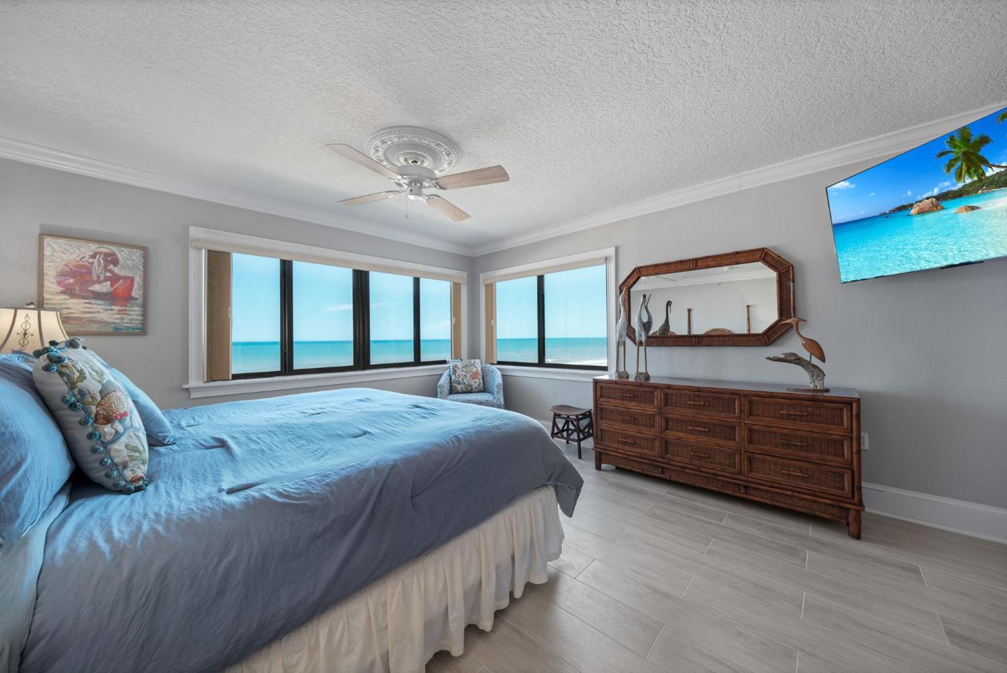 Holiday home Oceanfront Corner Views With Wrap Around Balcony And Complex Pool