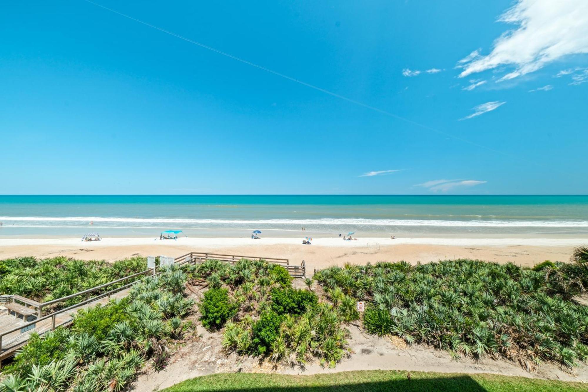 Oceanfront Corner Views With Wrap Around Balcony And Complex Pool Holiday home *