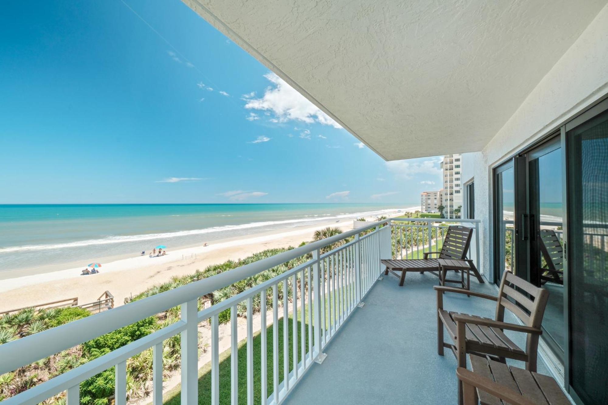 Holiday home Oceanfront Corner Views With Wrap Around Balcony And Complex Pool