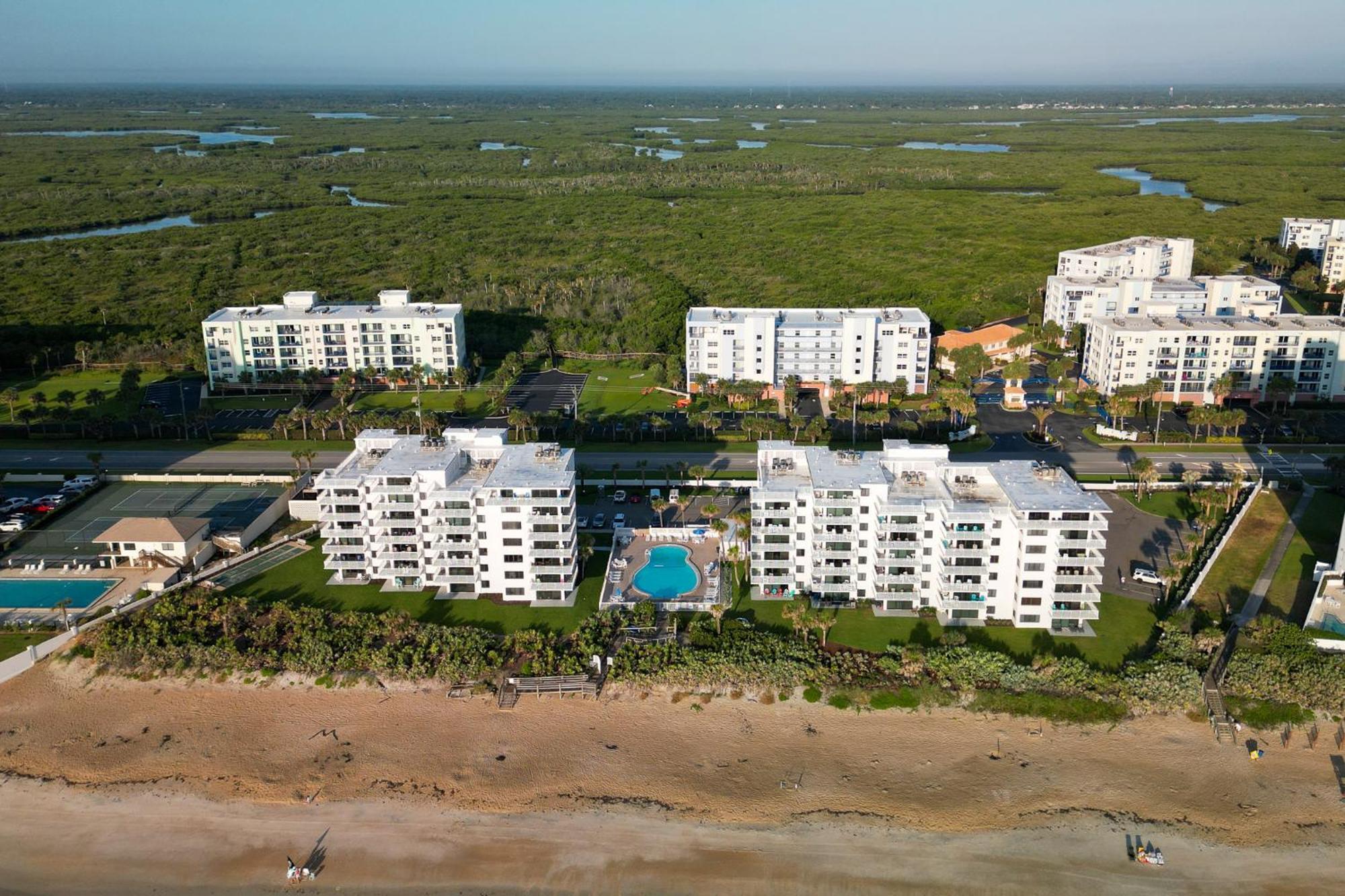 Oceanfront Corner Views With Wrap Around Balcony And Complex Pool Holiday home *