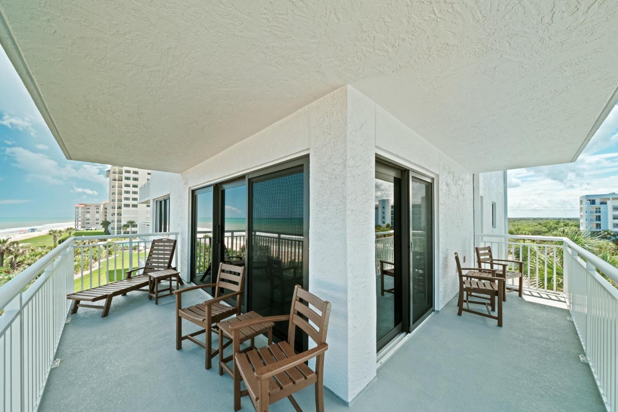 Holiday home Oceanfront Corner Views With Wrap Around Balcony And Complex Pool *