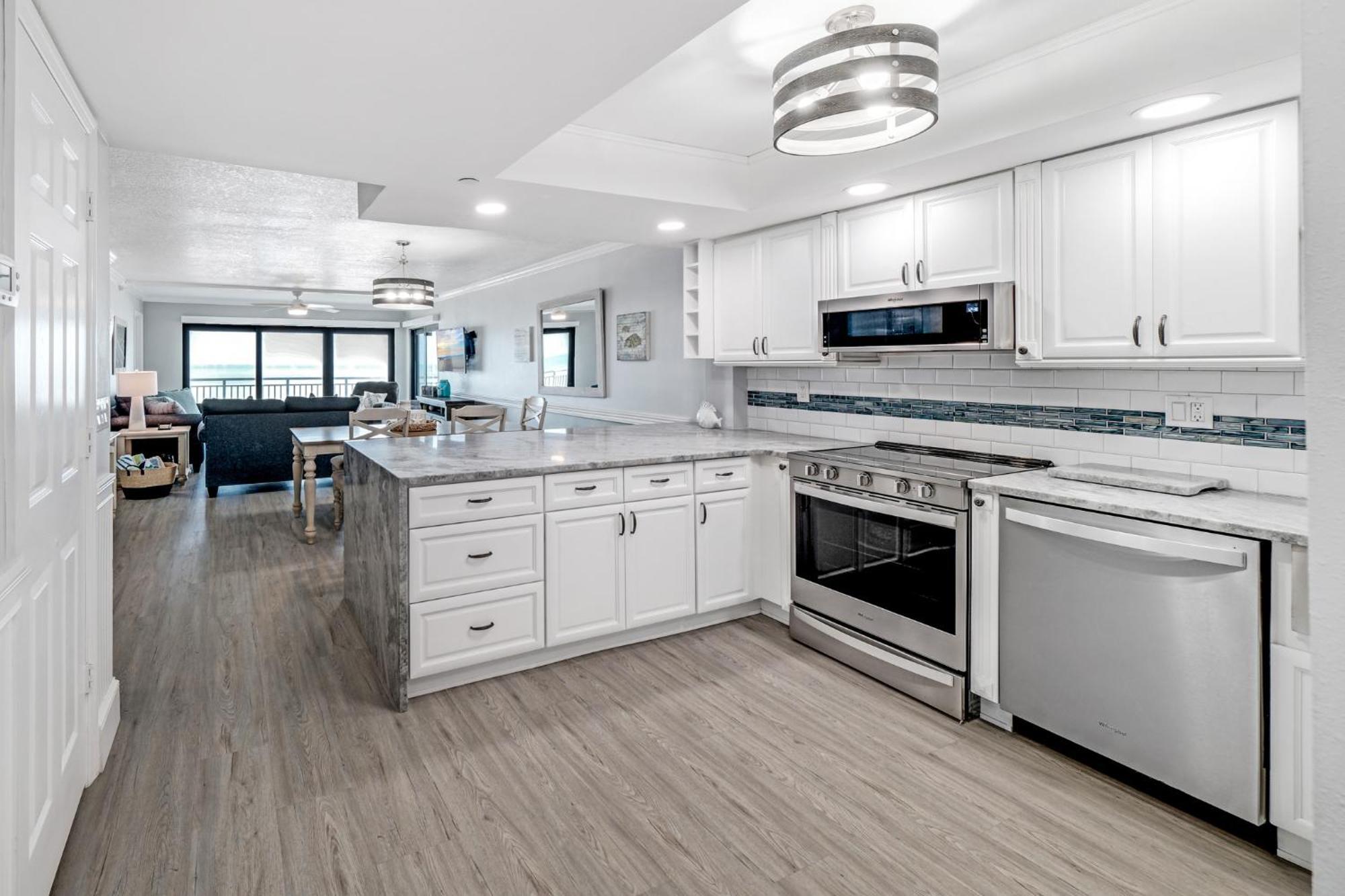 Stunning Beachfront View And Large Balcony With Pool Access *