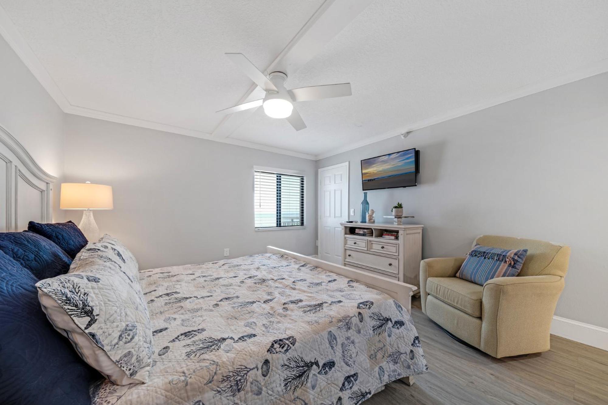 Stunning Beachfront View And Large Balcony With Pool Access *