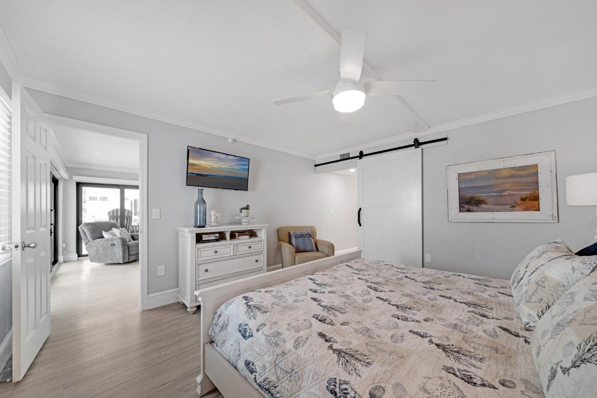 Stunning Beachfront View And Large Balcony With Pool Access