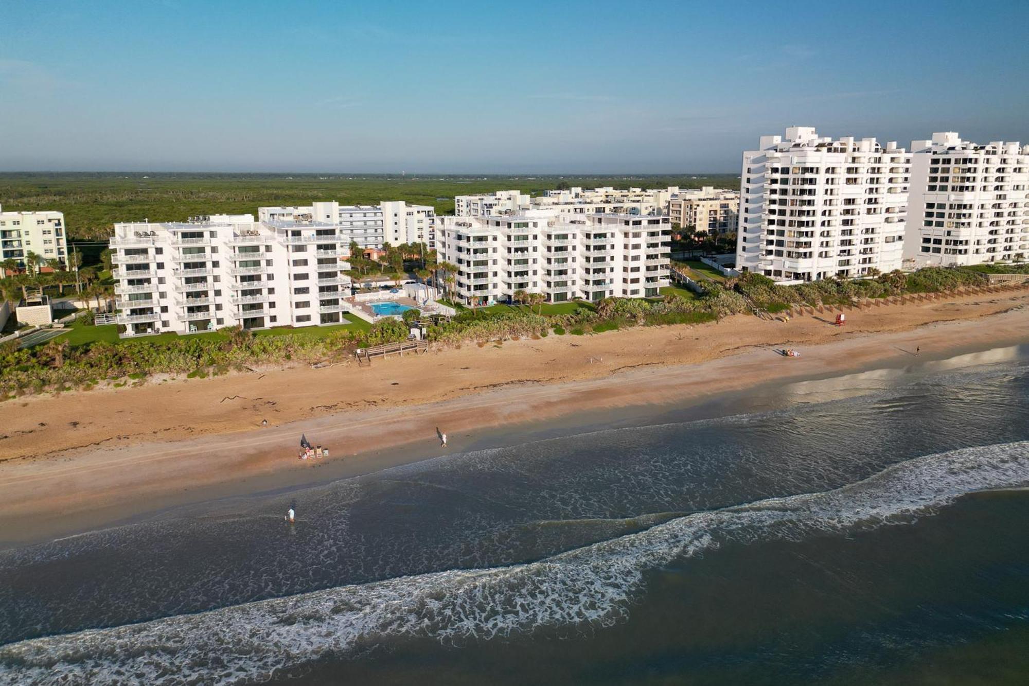 Stunning Beachfront View And Large Balcony With Pool Access *