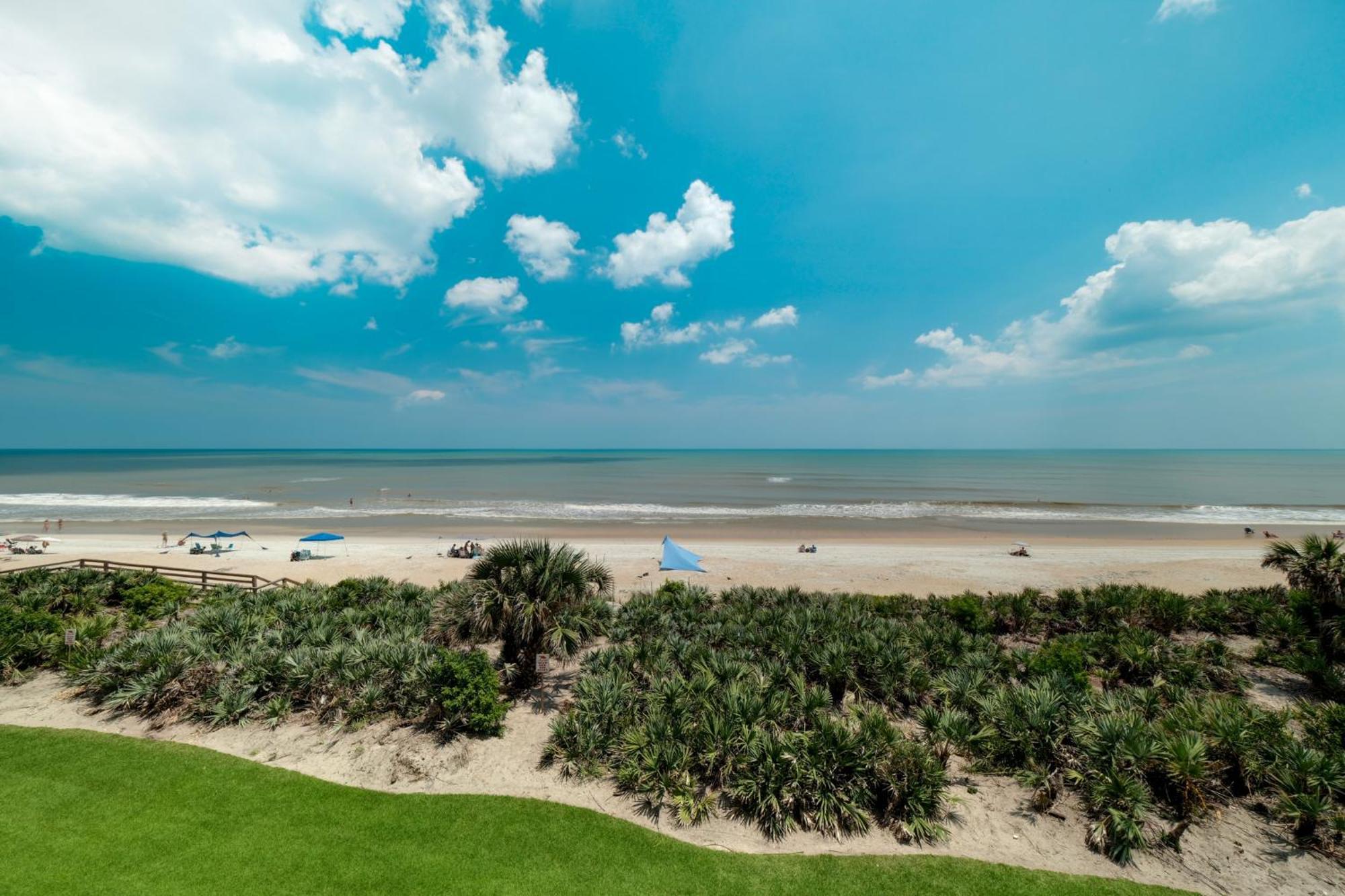 Stunning Beachfront View And Large Balcony With Pool Access *