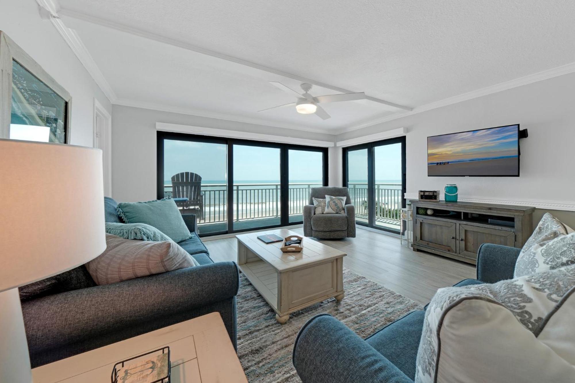 Holiday home Stunning Beachfront View And Large Balcony With Pool Access