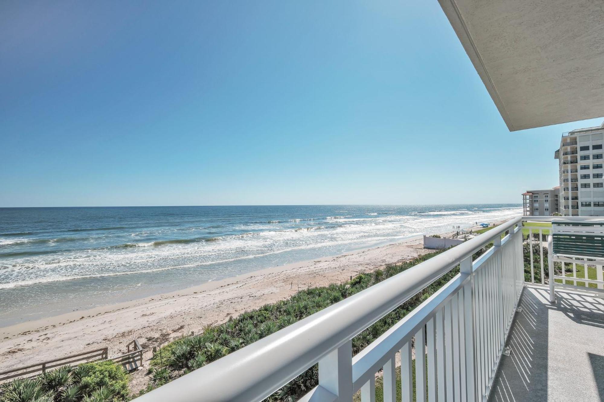 Holiday home Direct Oceanfront With Stunning Corner Views And Pool Access! New Smyrna Beach