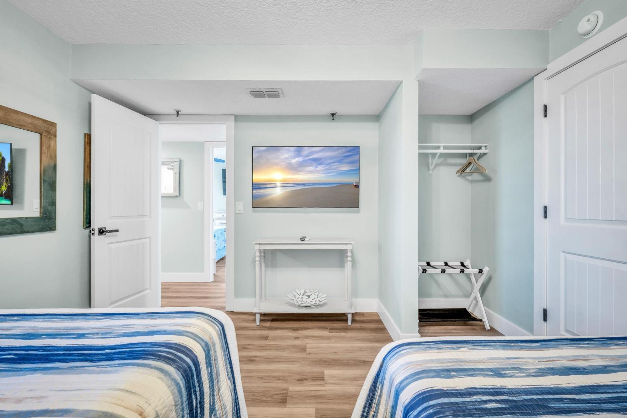 Holiday home Direct Oceanfront With Stunning Corner Views And Pool Access!