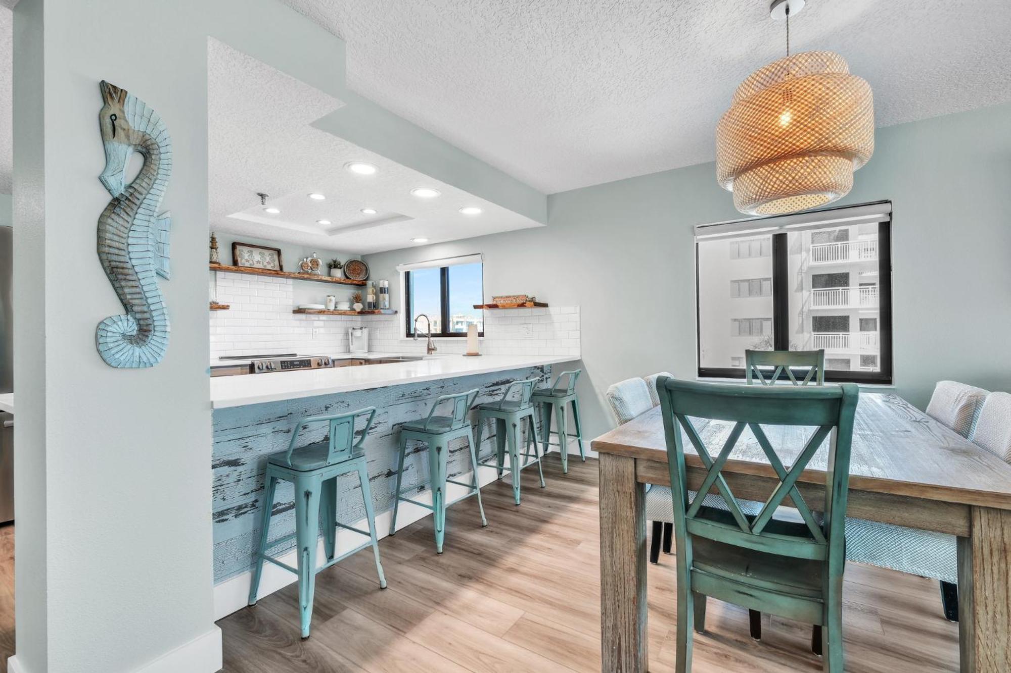 Holiday home Direct Oceanfront With Stunning Corner Views And Pool Access!
