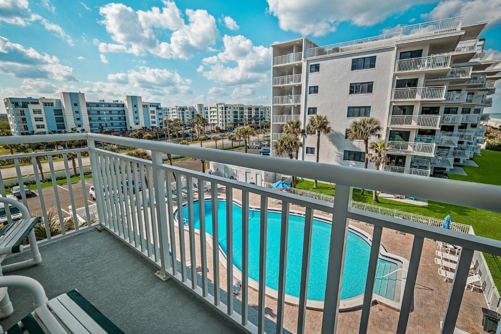 Direct Oceanfront With Stunning Corner Views And Pool Access! Holiday home *