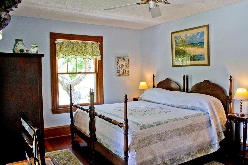 Night Swan Intracoastal Bed & Breakfast 2*