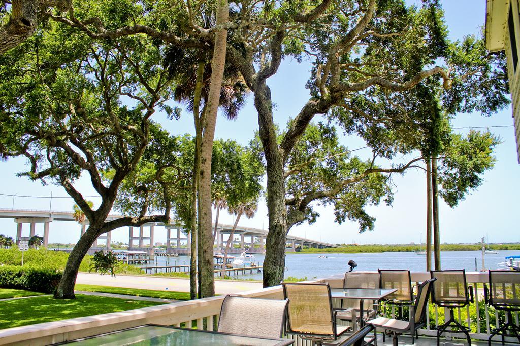 Night Swan Intracoastal Bed & Breakfast 2*