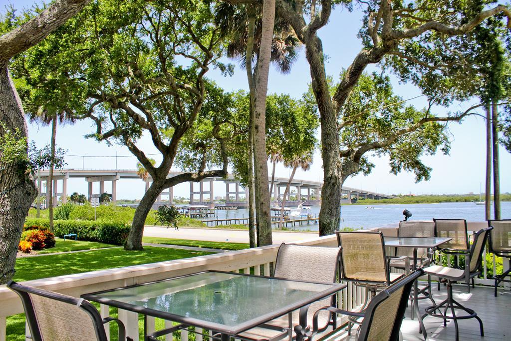 Night Swan Intracoastal Bed & Breakfast 2*